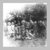 001-0122 Das 1. Schuljahr auf dem Spielplatz.jpg